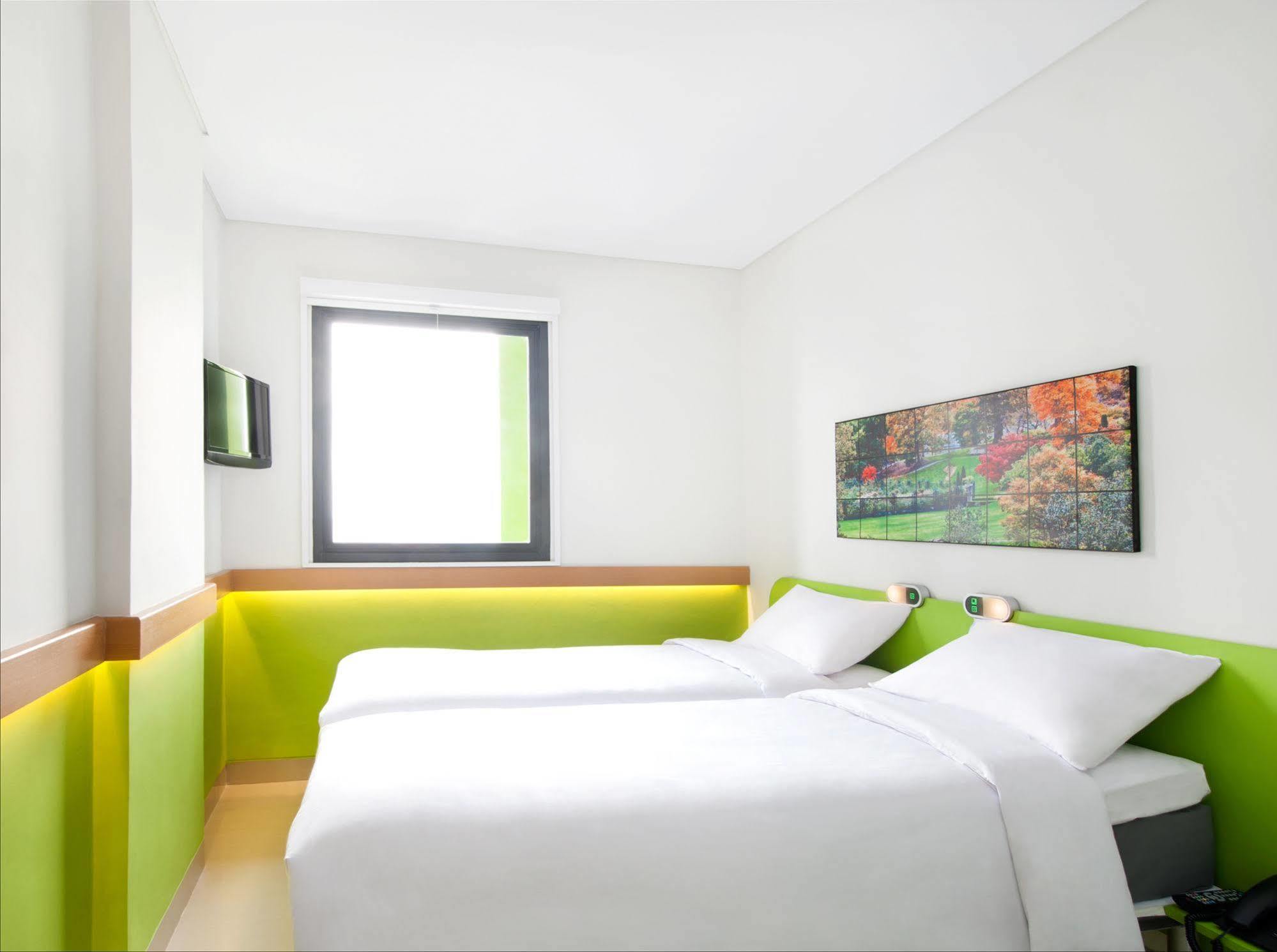Ibis Budget Jakarta Daan Mogot Exterior foto