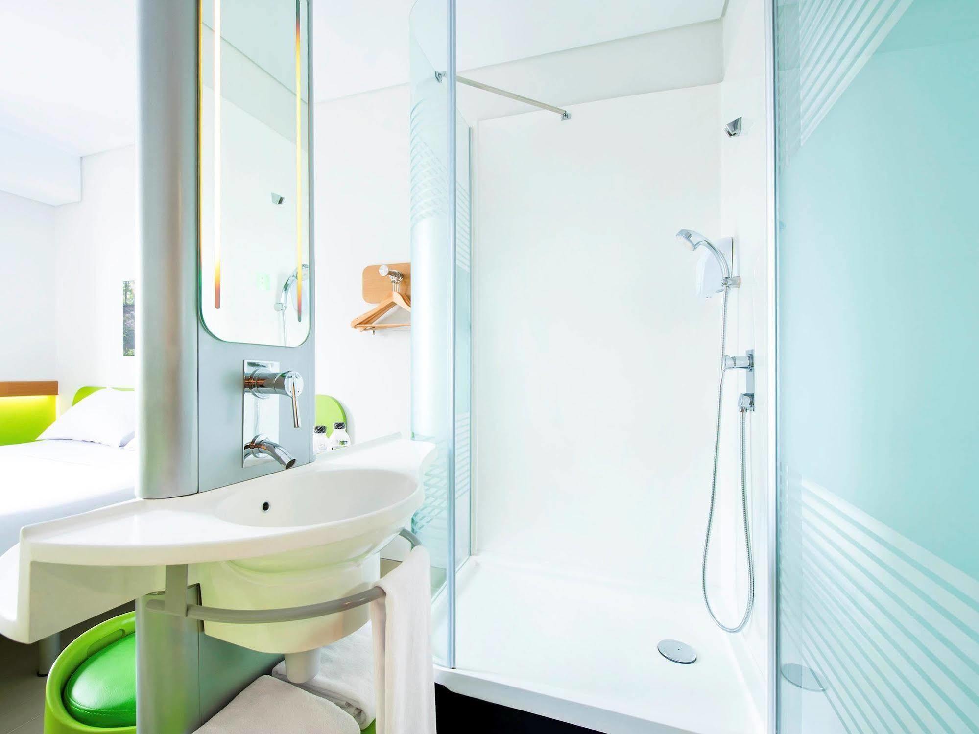Ibis Budget Jakarta Daan Mogot Exterior foto