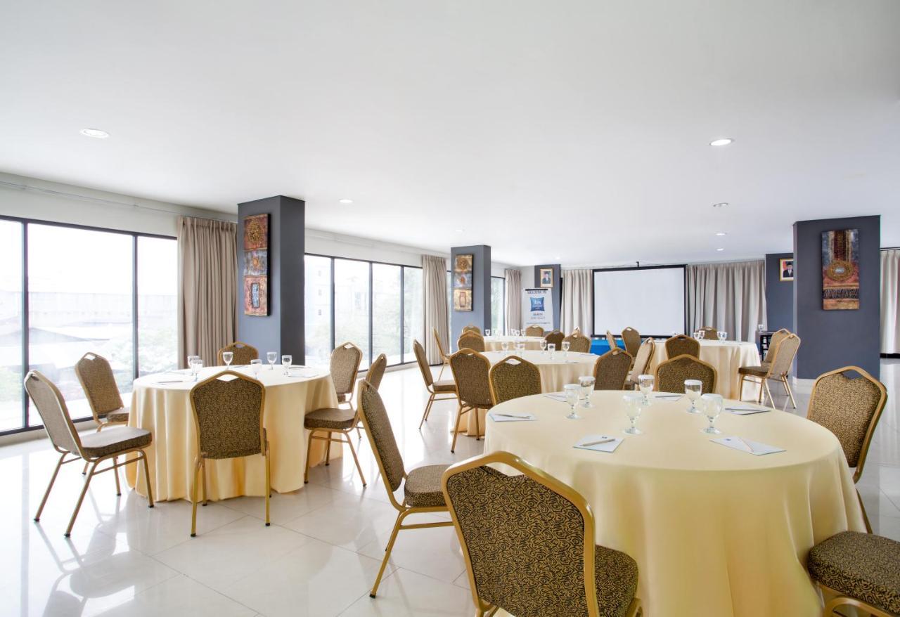 Ibis Budget Jakarta Daan Mogot Exterior foto