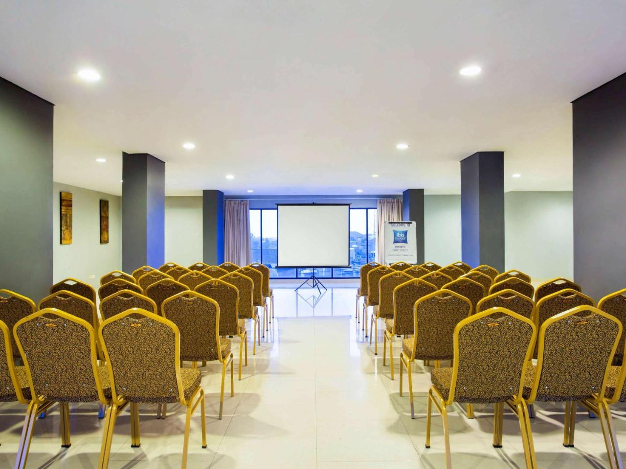 Hotel Ibis Budget Jakarta Daan Mogot Exterior foto